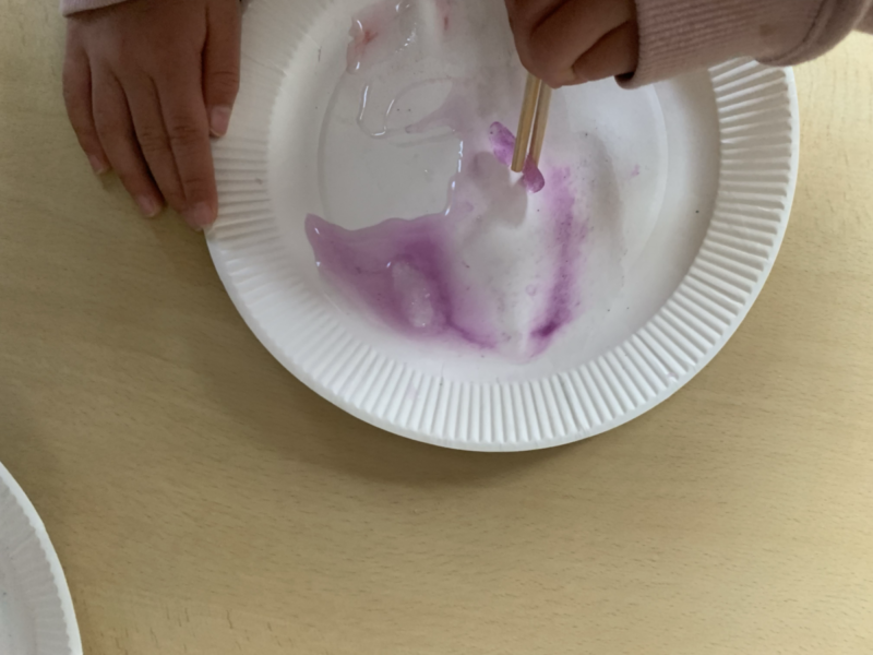 STEAM実験、色のついた氷を溶かす
